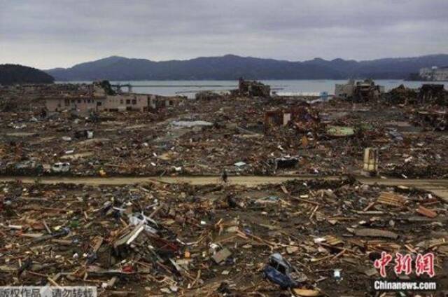 资料图：2011年3月11日，“311大地震”发生后，日本宫城县南三陆町灾区遭受海啸袭击后的废墟。