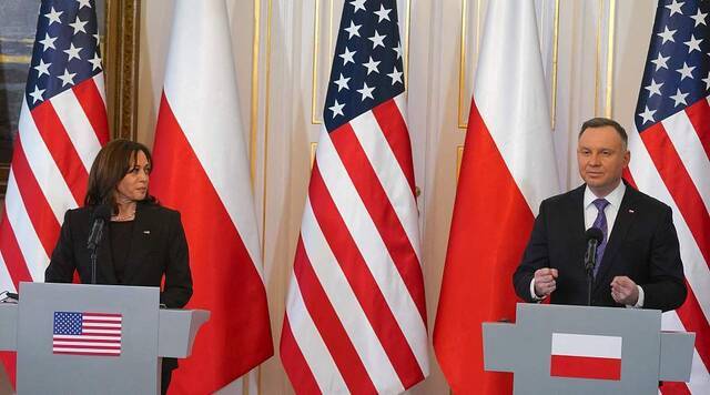 美国副总统哈里斯（左）与波兰总统杜达（右）