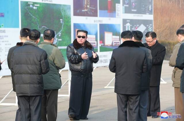 朝鲜劳动党总书记金正恩视察西海卫星发射场