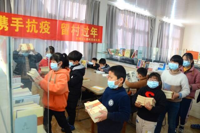 浙江台州：社区为就地过年儿童搭建书屋，开展文体活动。图源：视觉中国