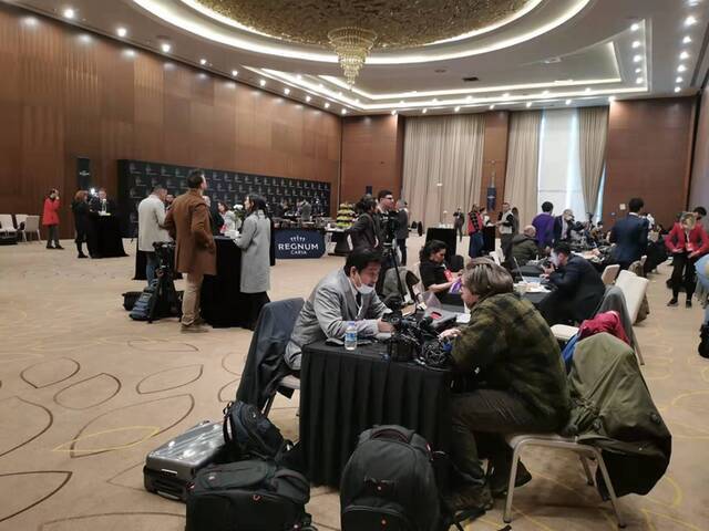 3月10日，在土耳其安塔利亚，记者准备报道俄乌外长会面。新华社记者李振北摄