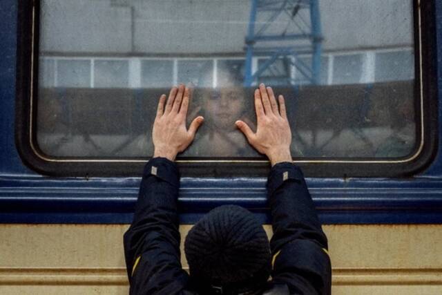 3月4日，乌克兰基辅，大批民众涌入火车站，准备撤离乌克兰。41岁的阿列克山德与5岁的女儿安娜道别。图/人民视觉