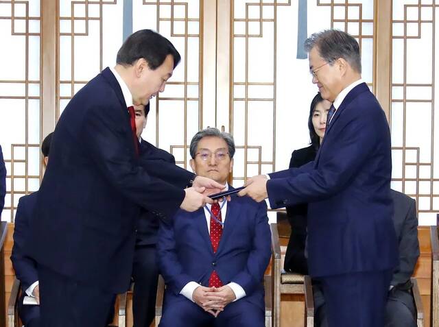 ▲韩国总统文在寅（右）和时任韩国检察总长尹锡悦。图/IC photo