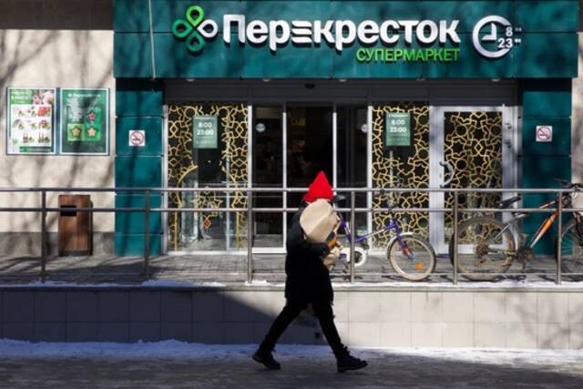 ▲3月9日，在俄罗斯首都莫斯科，市民从一家超市前走过。新华社记者白雪骐摄