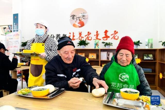 2022年2月27日，在山东省日照市岚山区安东卫街道凤凰山社区养老服务中心，老人在吃午餐。新华社记者郭绪雷摄
