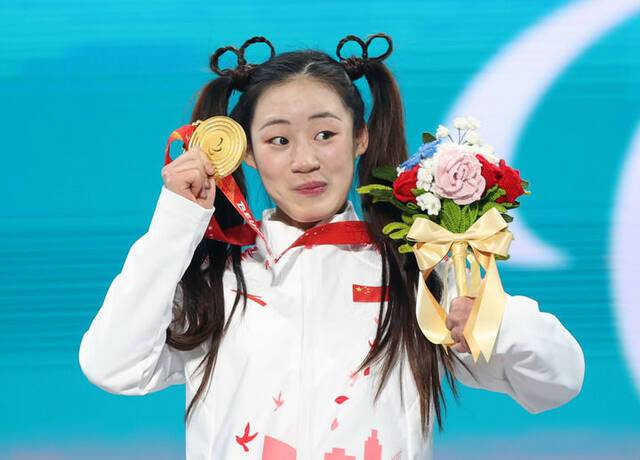 3月6日，冠军中国选手张梦秋在北京2022年冬残奥会残奥高山滑雪女子超级大回转（站姿）比赛后的颁奖仪式上。新华社记者雒圆摄