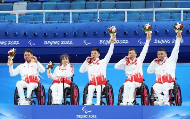 中国轮椅冰壶队蝉联冬残奥会冠军。图/新华社