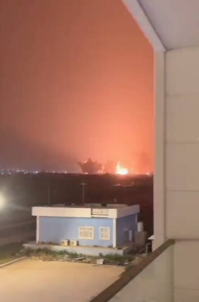 夜空被爆炸的火光点亮