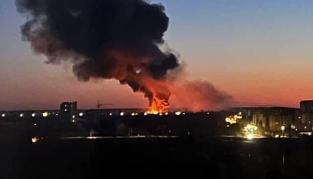 据称是卢茨克军用机场遭打击时的情景图源：社交媒体