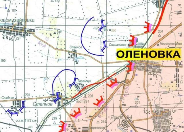 按照俄国防部给出的作战地图，奥列诺夫卡西侧当面仍有乌军阵地存在，距离南北走向的公路较近
