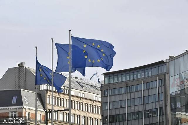 资料图：比利时布鲁塞尔，新欧盟总部大厦外的欧盟旗帜。