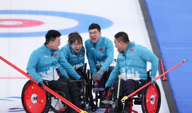 3月12日，中国队选手张明亮、闫卓、陈建新和王海涛（从左至右）在赢得北京冬残奥会轮椅冰壶比赛冠军后庆祝胜利。新华社发（胡星宇摄）
