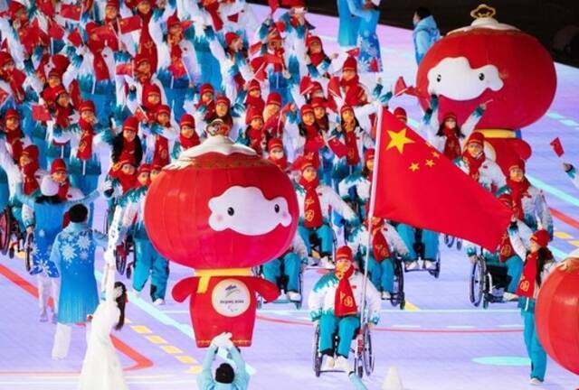 3月4日，“雪容融”伴随中国代表团在北京2022年冬残奥会开幕式上入场。新华社记者邬惠我摄