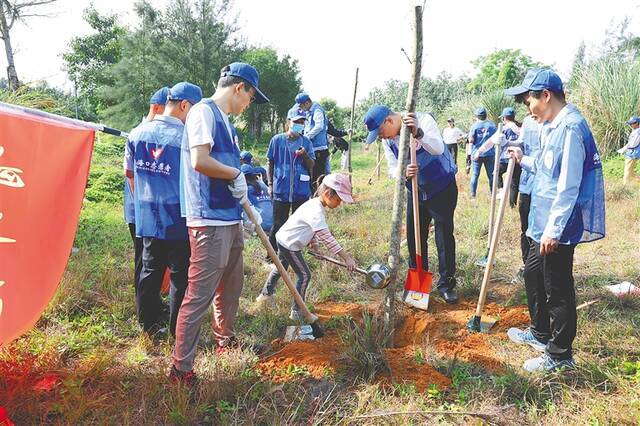 我省开展“关注森林”义务植树活动