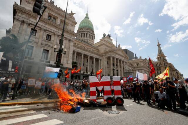 ▲阿根廷布宜诺斯艾利斯，成千上万的民众涌上街头抗议。图/路透社报道截图