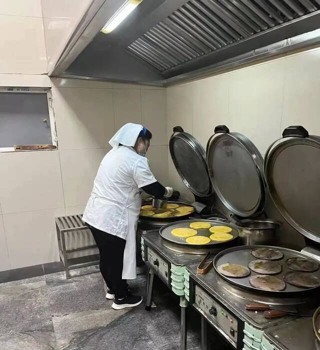 认真核对隔离学生的饮食信息