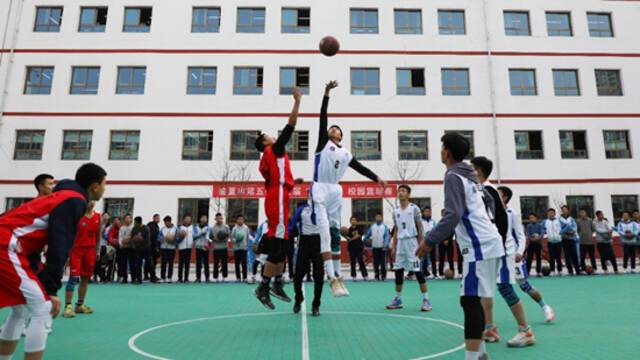 临夏州临夏市第五中学的篮球比赛。临夏州教育局供图