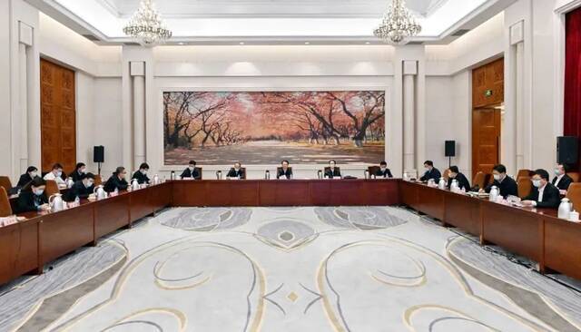 景俊海以视频形式主持召开省疫情防控领导小组会议。图源：吉林日报