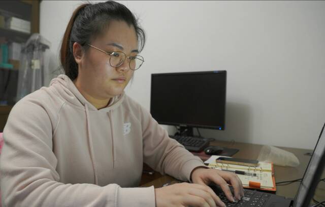 赵宁珊通过电脑在线上为被隔离的社区居民“答疑解惑”。（嘉定区融媒体中心供图）
