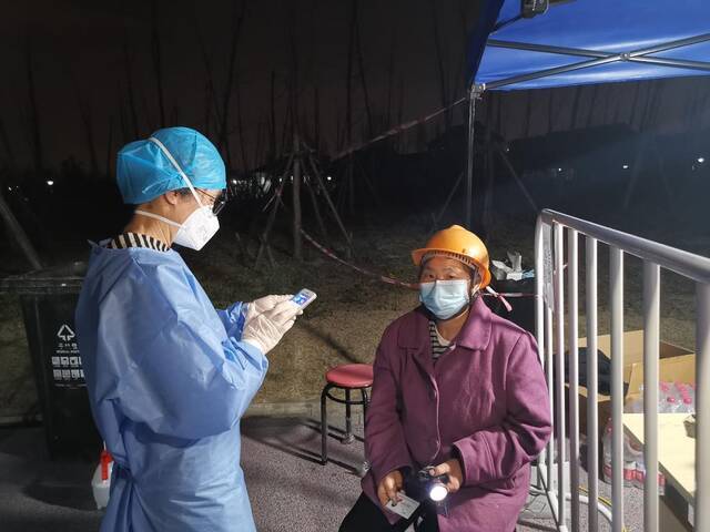 赵燕在给村民录入核酸检测登记信息。（嘉定区融媒体中心供图）