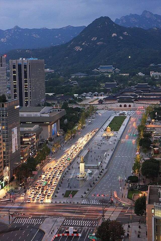 光化门广场以及旁边的首尔中央政府大楼和远处的青瓦台图片来源：韩联社