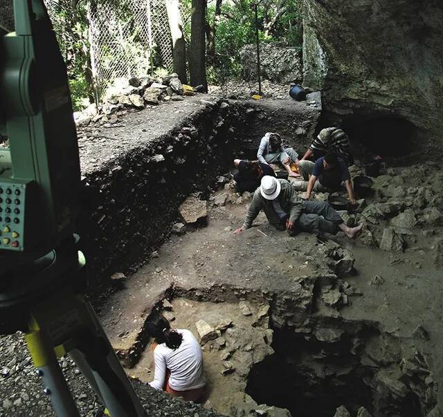 图为Grotte Mandrin岩棚的考古发掘工作。这里出土了石器、动物骨骼与古人类牙齿。图片来源：Ludovic Slimak