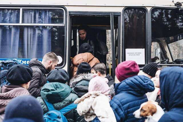 3月5日，民众经乌克兰基辅西部城镇伊尔平撤离。（新华社发，埃雷拉摄）