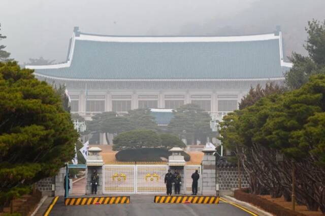2013年12月1日，游客在韩国青瓦台附近游览观光。图/IC photo