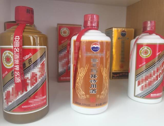 警方查获的各类假冒专特供酒。（北京市公安局环食药旅总队供图）
