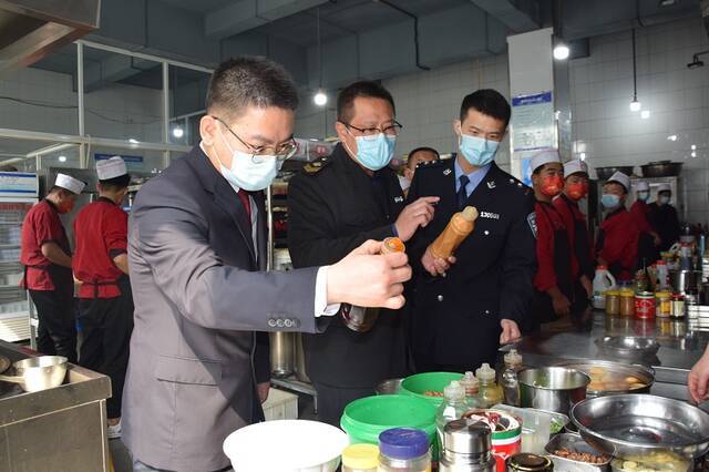 日前,河北省武安市检察院协同武安市市场监管局在辖区内开展食品安全专项检查。记者肖俊林通讯员谢铃摄