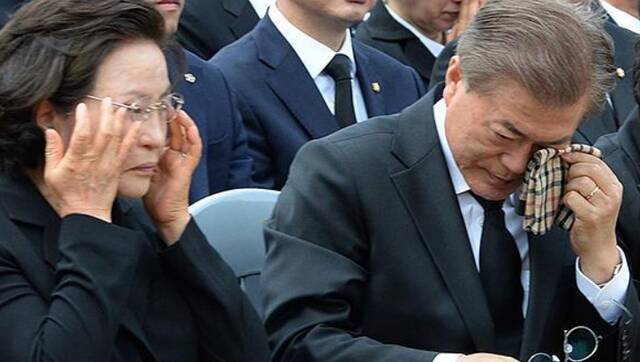 当地时间2017年5月23日，韩国前总统卢武铉逝世8周追悼仪式在金海市烽下村举行，韩国总统文在寅出席并致辞，他难掩悲痛眼角拭泪。（图片来源：东方IC）