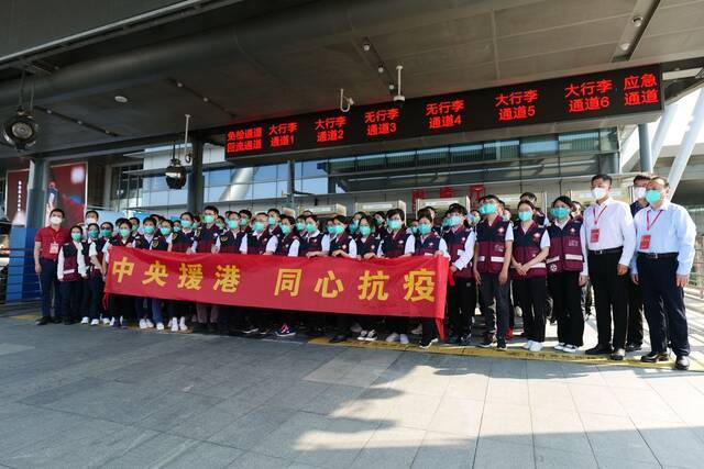 3月14日，即将赴港的内地援港医疗队队员合影。新华社记者王丰摄