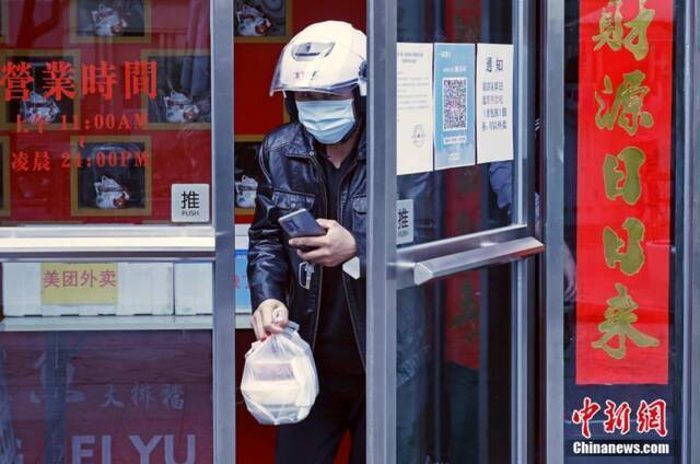 从3月11日起，上海市闵行区暂停各公共餐饮服务单位堂食及包房服务，从业人员按要求完成核酸筛查，并对进店外卖从业人员查验48小时内核酸阴性证明。中新社记者殷立勤摄