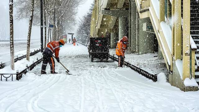 △3月15日，吉林长春街头环卫工人在街上清雪。（图/视觉中国）