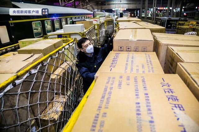 辽宁紧急向吉林运送防疫物资918件、蔬菜1.5吨、熟食3.6吨