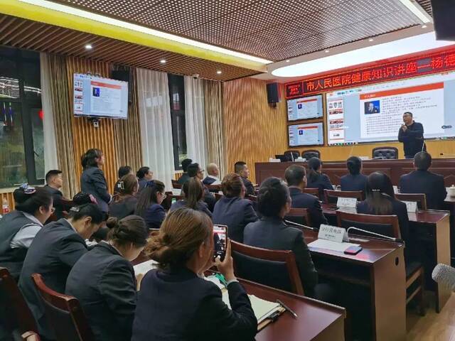 3名重医人被评为2021年度“重庆市担当作为好干部”