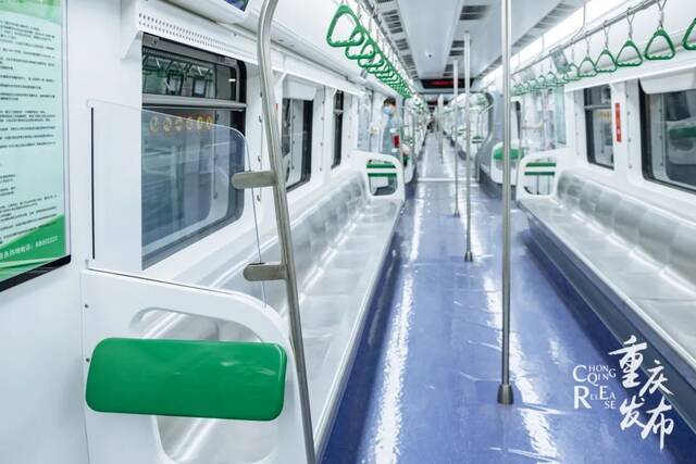 重庆单轨2号线8编组列车车厢内部。