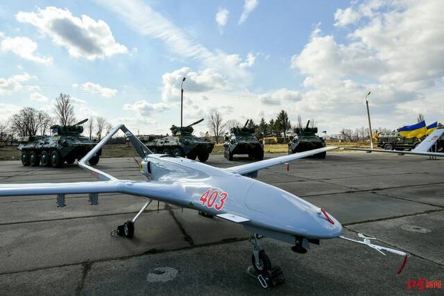 ▲2019年3月，“旗手-TB2”无人机在乌克兰一军事基地进行试飞图据“拦截者”新闻网