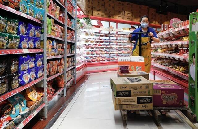 3月16日，杭州一超市正在下架老坛酸菜方便面。图片来源：CFP