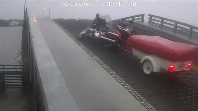 美国一名摩托骑手驶上升起的吊桥 摩托车掉进桥缝