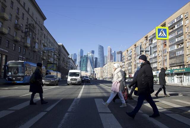 3月9日，在俄罗斯首都莫斯科，市民穿过一条马路。新华社记者白雪骐摄