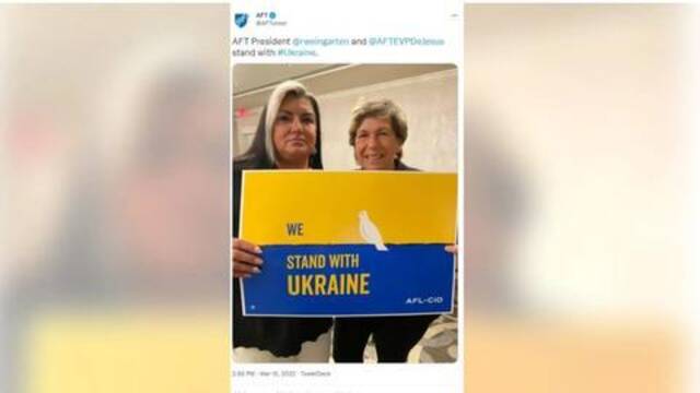 又翻车！美国教师联盟“倒置”乌克兰国旗后 又把国名拼错