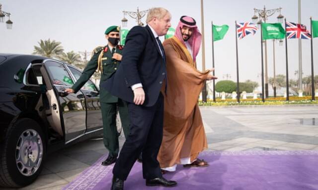沙特王储萨勒曼欢迎约翰逊到访