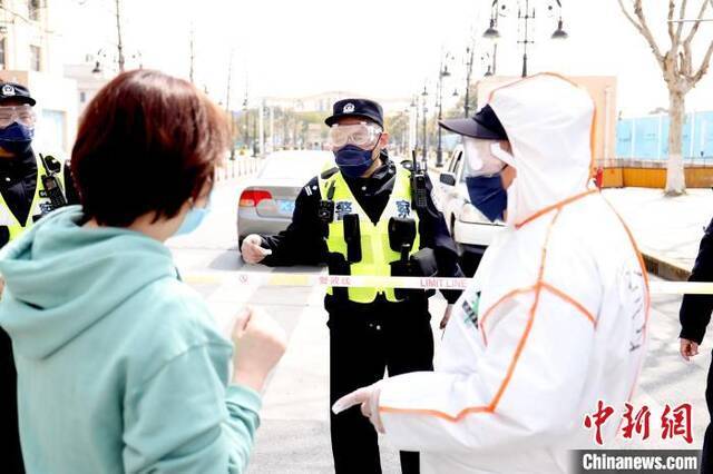 上海最大半开放式社区启动闭环管理 民警与防疫工作者共筑防线