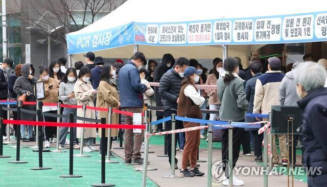 3月17日，在首尔松坡区卫生站筛查诊所，市民们排队待检图自韩联社