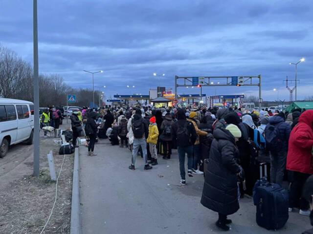 2月28日，乌克兰-摩尔多瓦边境口岸，中国撤侨人员与其他人员一起排队等待过境。李敏/摄
