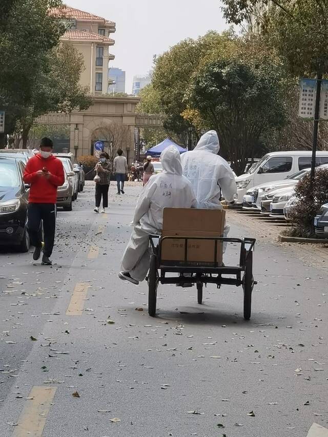 战疫夫妻的背影。（社区志愿者供图）