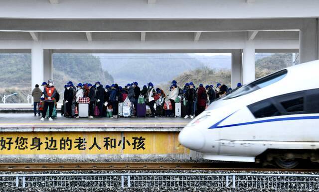 2月8日，贵州遵义，外出务工人员有序排队，乘坐高铁出行。图/IC photo