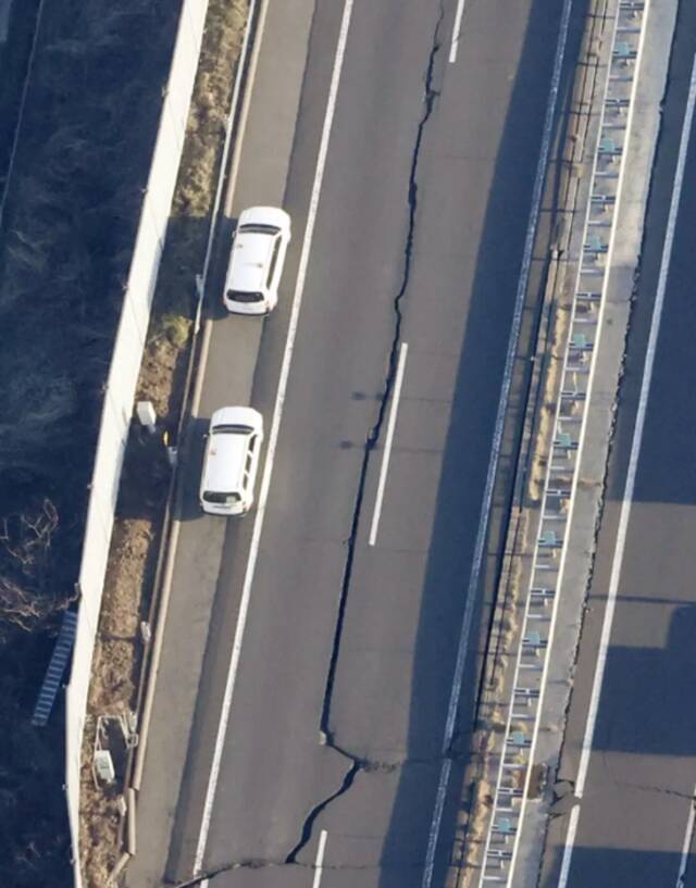 日本宫城县白石市高速路面出现裂缝