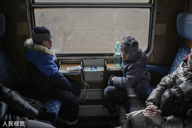 乌克兰民众乘坐火车撤离